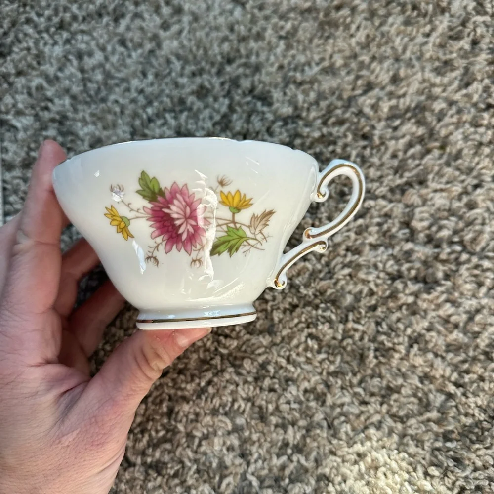 Vintage Bone China Floral tea cup. - Picture 3 of 3